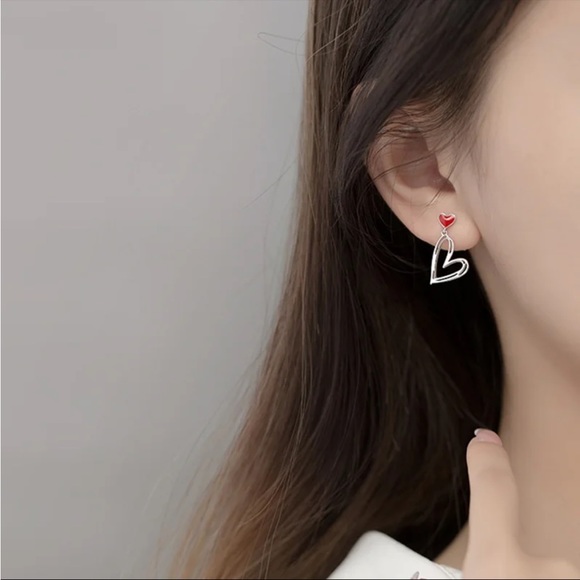 925 Asymmetric Heart Stud Earrings - Picture 4 of 5